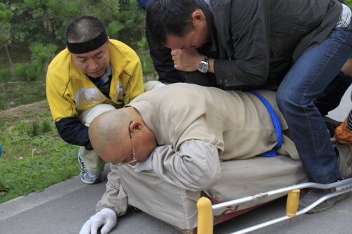 “Medical treatment for lumbago must take priority” Doctor advises Ven. Ren Da to temporarily suspend his prostration pilgrimage 