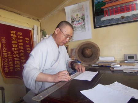 Venerable Ren Da, a contemporary ascetic monk performing three-step-one-prostration to Wutai Mountain