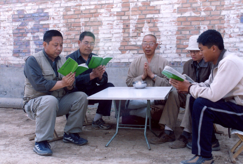 午休时带领弟子做功课