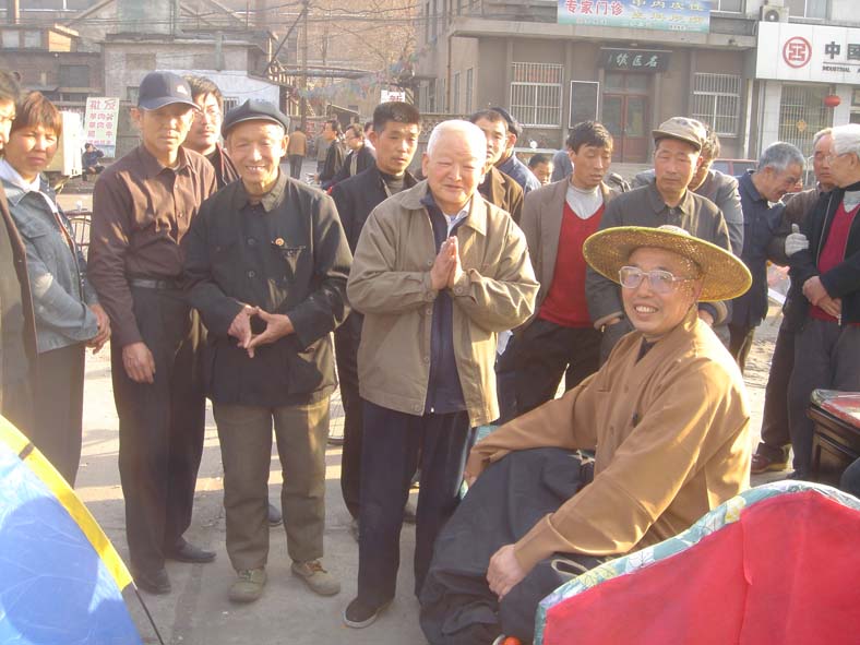 傍晚师父休息在博山酸厂附近，弟子们纷纷前来问讯