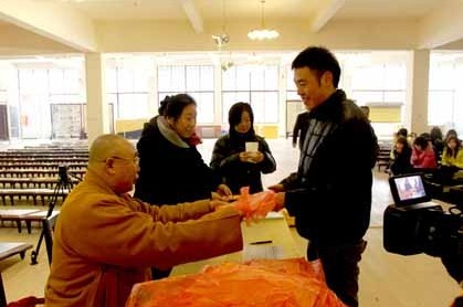 2012年1月20日，仁炟法师为安上社区在校大学生发放助学金