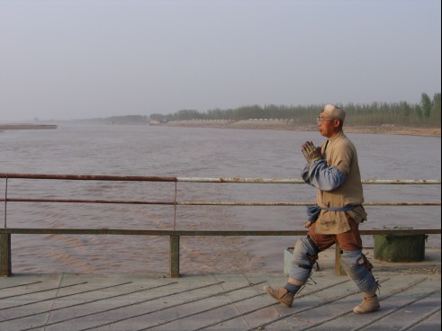 <Gallery of Pilgrimage to Mt. Wutai> Rev. Master Renda Making a Pilgrimage to Wutai Mountain through three–step-one-prostration