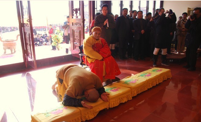 今日 仁炟法师起香朝礼九华山