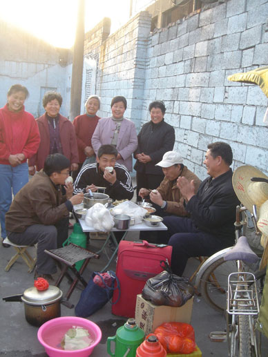 离寺后的第一顿晚餐，大家吃得非常香甜