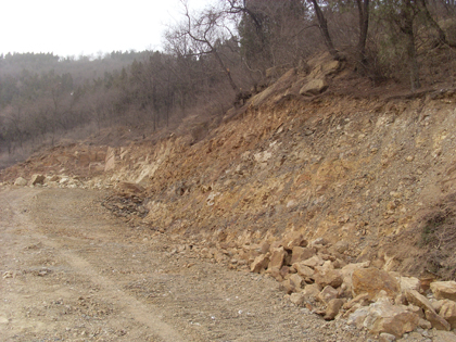 2010年春天环山公路平整、挖环山排水沟。