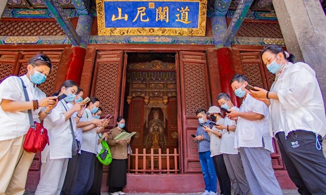 书法见习班丨知行合一，零距离感受北朝摩崖石刻书法艺术之美