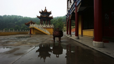 山寺逢雨