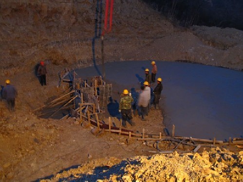 2010年春天蓄水池开挖。