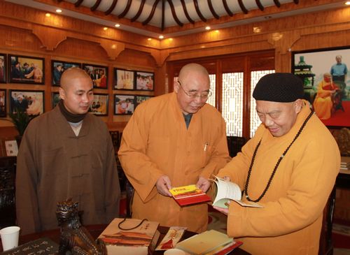 2012年12月5日 拜访九华山佛教协会副会长圣富法师等