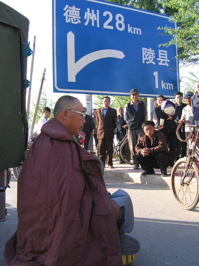 路边安然入定