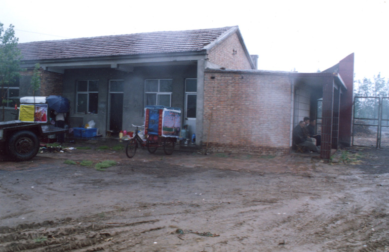 在衡水市邓庄乡废弃的粮食收购站院内宿营