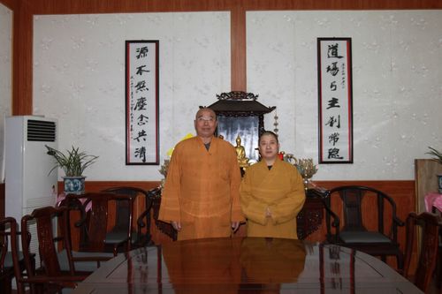 图七:仁炟法师拜访九华山佛教协会副会长,祗園禅寺住持道源法师,并